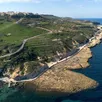 photo  vue aérienne du littoral nord près de la baie de xwejni, à zebbug, gozo, malte, le 14 décembre 2025. 