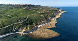 Info insolite  vue aérienne du littoral nord près de la baie de xwejni, à zebbug, gozo, malte, le 14 décembre 2025. 