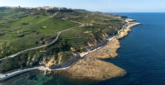 photo  vue aérienne du littoral nord près de la baie de xwejni, à zebbug, gozo, malte, le 14 décembre 2025.  &copy;  martin bertrand / archives hans lucas via afp 