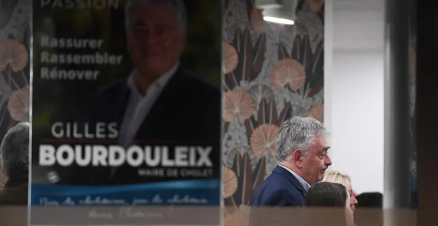 photo  cholet, dimanche 22 mars. à la proclamation des résultats, le maire sortant, gilles bourdouleix, n’était pas en mairie mais dans sa permanence, entouré de son équipe.  &copy;  josselin clair 