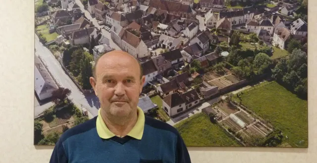 photo  jean dumur, réélu pour un cinquième mandat va continuer à gérer la petite cité de caractère.  &copy;  ouest-france 