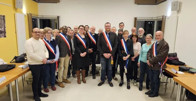 photo  le nouveau conseil municipal s’est réuni vendredi 20 mars avec à sa tête le nouveau maire, étienne lefebvre, au centre.  &copy;  ouest-france 