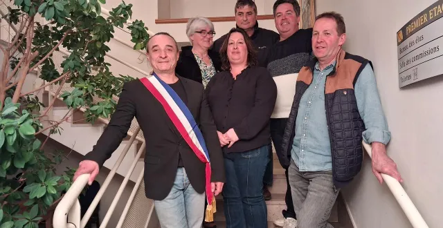 photo  de gauche à droite : le maire pierre rambault, isabelle sagot, régis billy (au premier rang). véronique brit, patrick thaudière et david auber (au second plan).  &copy;  co 