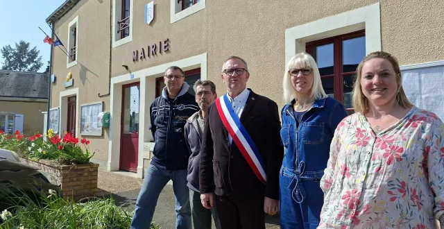 photo  le maire de la fontaine-saint-martin, christophe libert, ici entouré de ses adjoints, a présidé le premier conseil municipal de son troisième mandat, ce samedi 21 mars 2026.  &copy;  ouest-france 