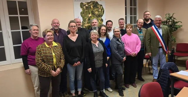 photo  pierre-yves devillers (avec l’écharpe tricolore), maire de la ferrière-bochard, et le conseil municipal au complet.  &copy;  conseil municipal de la ferrière-bochard 