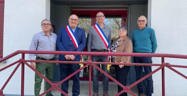 photo  de gauche à droite : christian prunier, deuxième adjoint ; le maire jean-louis ridouard ; fabrice durand, maire délégué des jumeaux ; cécile gloriau, première adjointe ; joël nerbusson, quatrième adjoint. (sylvie pouzettroisième adjointe est absente sur la photo).  &copy;  co 