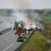 photo la remorque d’un poids lourd en feu, sur l’a83 ce lundi 23 mars 2026 près de fontenay-le-comte (vendée).