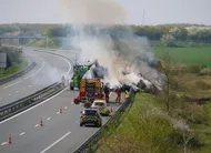 photo  la remorque d’un poids lourd en feu, sur l’a83 ce lundi 23 mars 2026 près de fontenay-le-comte (vendée). 