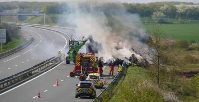 photo  la remorque d’un poids lourd en feu, sur l’a83 ce lundi 23 mars 2026 près de fontenay-le-comte (vendée).  &copy;  ouest-france 