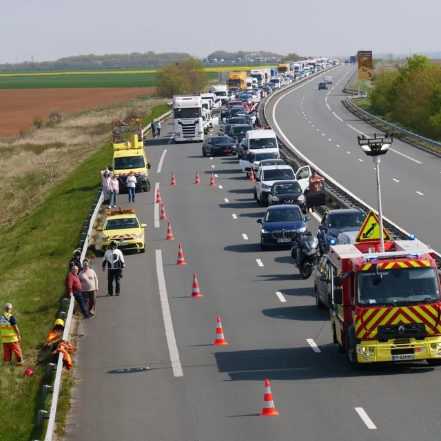 photo les gens sont sortis de leur véhicule pour patienter en attendant la réouverture de la route.  ©  ouest-france