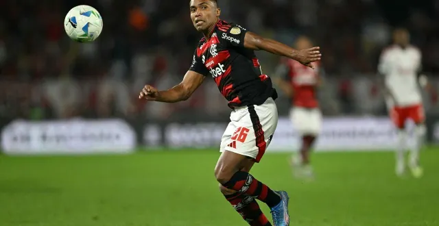 photo  alex sandro, du club carioca de flamengo, s’est blessé dimanche 22 mars en championnat et a déclaré forfait pour les matches amicaux du brésil contre la france le 26 mars à boston et la croatie le 31 mars à orlando, a annoncé lundi la fédération brésilienne de football.  &copy;  mauro pimentel / afp 