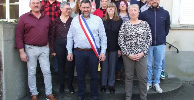 photo  toute l’équipe municipale entoure le nouvel élu, olivier corbin.  &copy;  ouest-france 