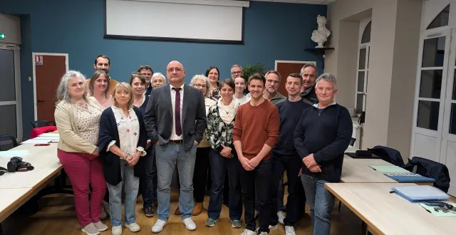 photo  laurent hureau, le nouveau maire de saint-mars-d’outillé, et son équipe municipale.  &copy;  ouest-france 