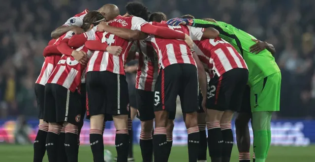photo  l’équipe de brentford lors de la rencontre sur le terrain de leeds (0-0), samedi 21 mars 2026.  &copy;  mark cosgrove/news images / nurphoto via afp 