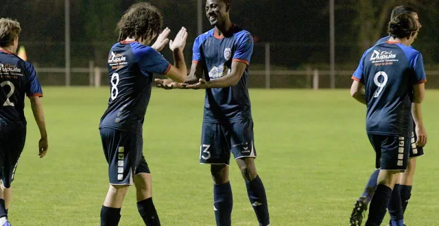 photo  félicité par loan bizard, mitch geneviève célèbre son onzième but de la saison en championnat.  &copy;  co - stéphane séguinard 