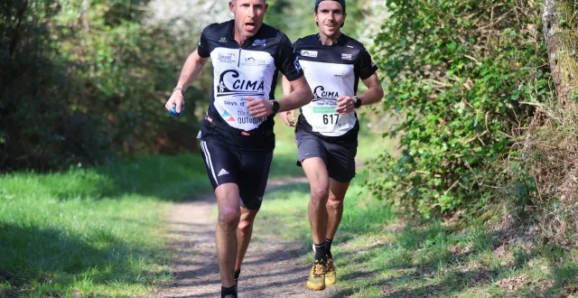 photo  running course nature de plougoumelen les deux sociétaires du cima christian dréan et sébastien lombard (617) ont dominé les 16 km  &copy;  jean claude le boulicaut 