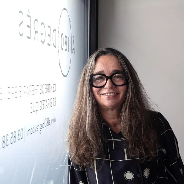 photo emmanuelle piquet, pyscho-praticienne, autrice de je me défends du harcèlement et fondatrice du centre chagrin scolaire.  ©  jean-luc luyssen