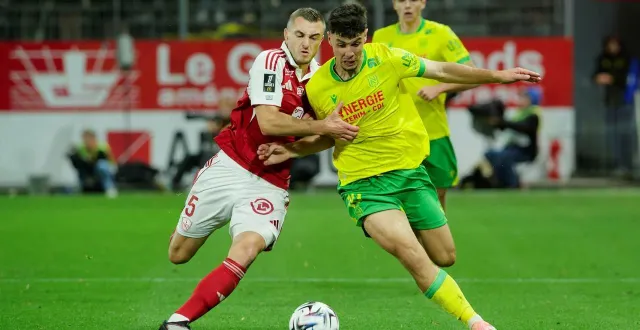 photo  brendan chardonnet au duel avec le nantais matthis abline lors du match aller.  &copy;  thierry creux / ouest-france 