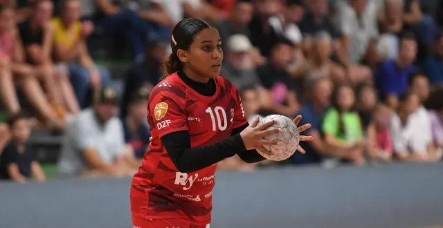 photo  amal hamrouni a marqué sept buts lors de la victoire de la roche contre vaulx-en-velin.  &copy;  archive laurent gelot 