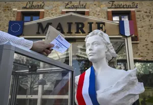 photo  charles hittler, maire sortant sans �tiquette de la petite ville d’arcis-sur-aube, a �t� r��lu dimanche 23�mars 