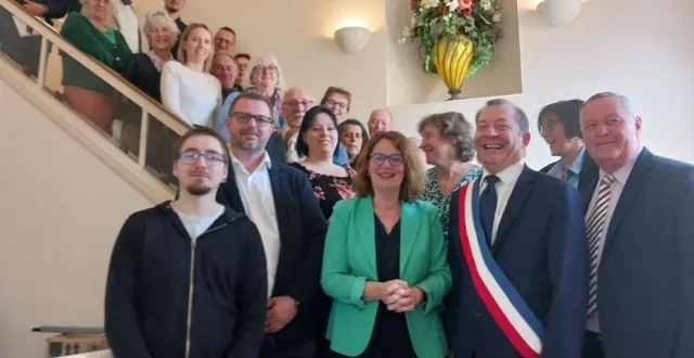 photo  le nouveau conseil municipal d’écommoy (sarthe) au complet, avec à sa tête sébastien gouhier.  &copy;  ouest-france 