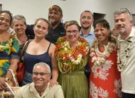 photo  sortie en tête à dumbéa, deuxième commune calédonienne par sa population, cynthia jan (au centre avec les épais colliers de fleurs), soutenue par le mouvement pro-français les loyalistes, a évoqué l’avenir institutionnel pendant la campagne. 