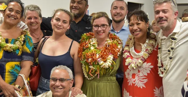photo  sortie en tête à dumbéa, deuxième commune calédonienne par sa population, cynthia jan (au centre avec les épais colliers de fleurs), soutenue par le mouvement pro-français les loyalistes, a évoqué l’avenir institutionnel pendant la campagne.  &copy;  yann mainguet ouest-france 