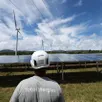 photo  un employé de totalenergies se tient devant des panneaux solaires et des éoliennes du parc éolien de la perrière à sainte-suzanne, sur l’île française de la réunion, le 22 janvier 2025. photo d’illustration. 