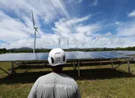 photo  un employé de totalenergies se tient devant des panneaux solaires et des éoliennes du parc éolien de la perrière à sainte-suzanne, sur l’île française de la réunion, le 22 janvier 2025. photo d’illustration. 