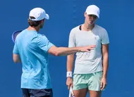 photo  wim fissette et iga swiatek au wta 1000 de miami. battue dès son entrée en lice dans le tournoi, la polonaise a ensuite choisi de mettre fin à la collaboration avec son entraîneur. 