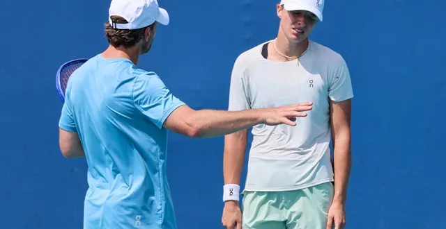 photo  wim fissette et iga swiatek au wta 1000 de miami. battue dès son entrée en lice dans le tournoi, la polonaise a ensuite choisi de mettre fin à la collaboration avec son entraîneur.  &copy;  foto olimpik/nurphoto via afp 