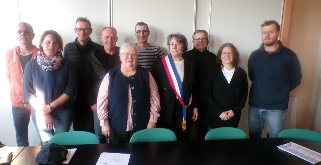 photo  de gauche à droite : samuel vigot, caroline carsuzaa, mickaël decaux, vincent bordeaux, jacqueline marais, judikaël marie, nicole brasseur, philippe giraudet, adeline giraudet et nicolas séchet.  &copy;  ouest-france 