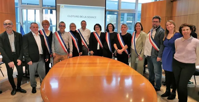 photo  le nouveau conseil  vendredi soir 20 mars, réuni autour d’isabelle cozic-guillaume, élue maire à l’unanimité, compte huit adjoints et quatre conseillers délégués.   &copy;  le maine libre 