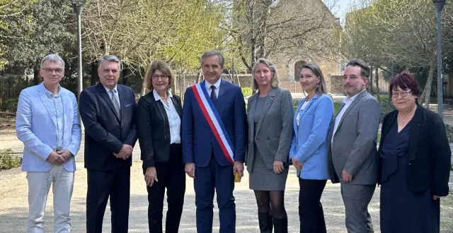 photo  christophe rouillon entouré de ses adjoints a été élu maire lors du conseil d’installation de coulaines.  &copy;  mairie de coulaines 