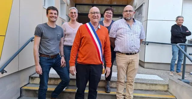 photo  le nouveau maire philippe barbier (avec l’écharpe tricolore) et ses adjoints karine bietzer, jérôme ancerne, magalie lecourt et jean-baptiste gastebois.  &copy;  mairie d’occagnes 