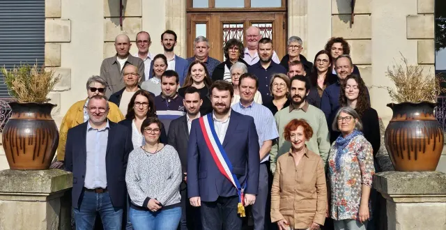 photo  le nouveau maire de la crèche gaël joseph, entouré des conseillers municipaux.  &copy;  co 