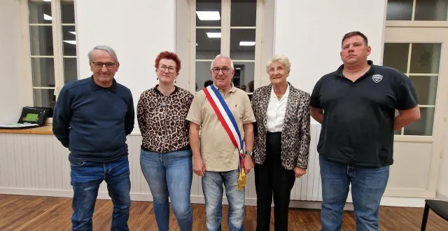 photo  jean-françois barraud, le nouveau maire de saint-christophe-sur-roc, entouré de ses adjoints, yannick rossard, caroline rouleau, jeannine mattio et jérémy belau (de gauche à droite).  &copy;  co 
