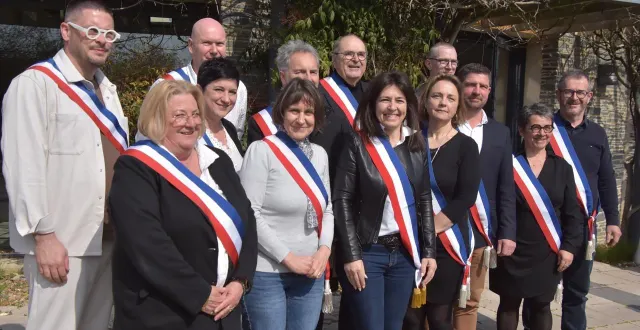 photo  les nouveaux maires délégués et adjoints des hauts-d’anjou à l’issue de la séance d’installation du conseil municipal élu dimanche 15 mars.  &copy;  co - joël audouin 
