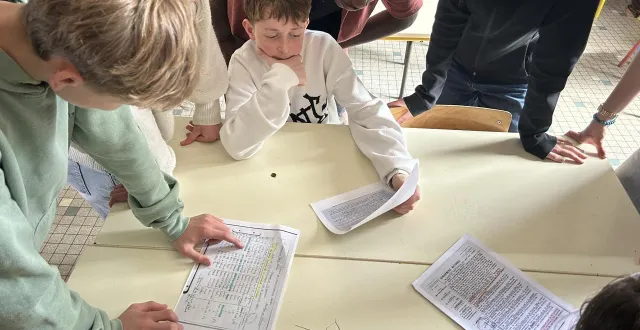 photo  bressuire, lundi 23 mars. les collégiens planchent sur de vrais documents - ou leurs photocopies - pour échafauder le scénario du court-métrage.  &copy;  co - guillaume raineau 