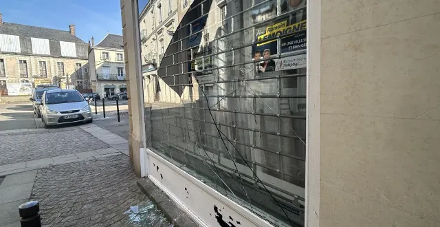 photo  des actes de vandalisme, comme ici le qg de campagne du rn caillassé, des invectives et des manœuvres politiques qui ne passent pas : la fin de campagne des élections municipales a été violente à la flèche (sarthe) où la population reste coupée en deux à l’issue du scrutin.  &copy;  ouest-france 
