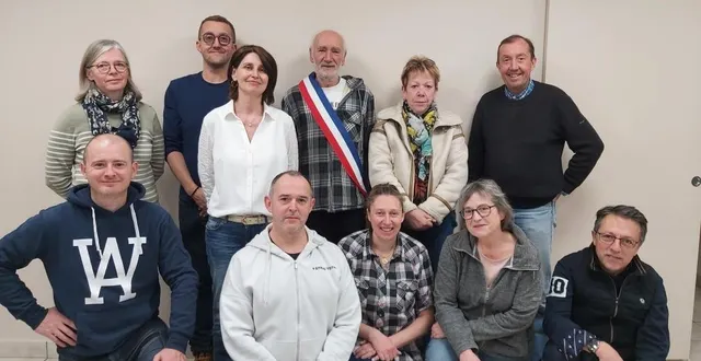 photo  la nouvelle équipe du conseil municipal. au centre, le maire, patrick lamothe, et son adjointe (à sa droite) béatrice peltier.  &copy;  ouest-france 