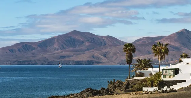 photo  puerto del carmen, à lanzarote, est un concentré des charmes de cette île sauvage.  &copy;  getty images - michaelutech 