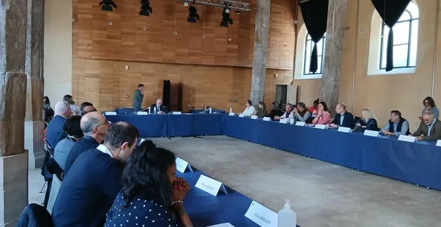 photo  l’installation du conseil municipal s’est tenue aux halles denis-béalet samedi 21 mars 2026.  &copy;  ouest-france 