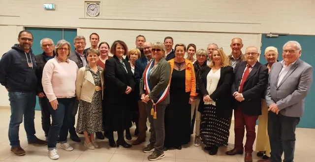 photo  le nouveau conseil municipal formé de 23 élus dont la maire, cinq adjoints et deux conseillers délégués.  &copy;  ouest-france 