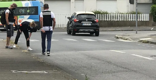 photo  après les tirs, les enquêteurs ont fait une série de prélèvements à l’angle de la rue mozart et du boulevard rené-laennec, à saint-nazaire.?  &copy;  archives ouest-france 