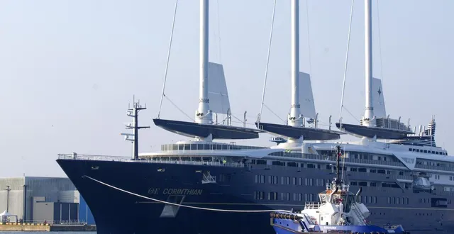 photo  habitué à accueillir une douzaine de paquebots chaque année, le port de lorient a reçu la visite surprise de son premier paquebot à voiles.  &copy;  thierry creux / ouest-france 