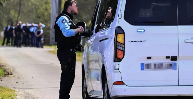 photo  lundi 23 mars 2026, moncé-en-belin. un important dispositif de gendarmes s’est installé dès le début d’après-midi, impasse vega. le périmètre a été bouclé.  &copy;  le maine libre - denis lambert 