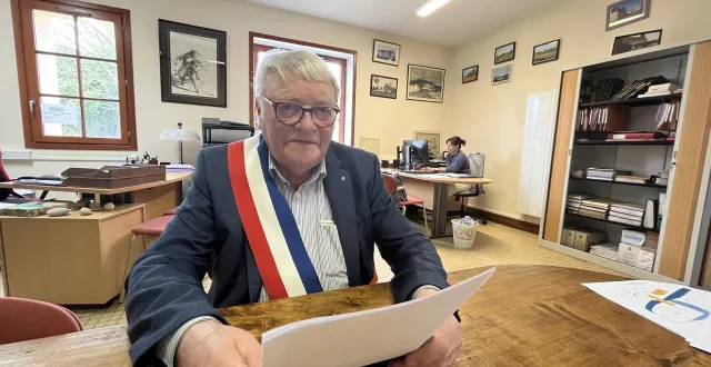 photo  jacky gallou a été réélu maire du tronchet, village de 170 habitants. il est maintenant le doyen des maires de la sarthe.  &copy;  ouest-france 