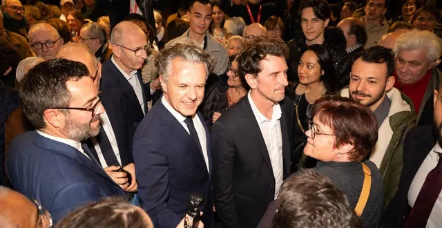 photo  angers, dimanche 22 mars 2026. lors de la soirée électorale à la mairie, christophe béchu était ici entouré par maxence henry (déjà élu) et anthony lusson (nouvel élu). il siégera face à romain laveau, entouré ici de silvia camara-tombini (déjà élue) et william benaïssa (nouvel élu).  &copy;  co - régine lemarchand 