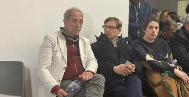 photo  alain gallerand et le maire sortant joaquim pueyo, dimanche 22 mars, lors des résultats des élections municipales.  &copy;  ouest-france 